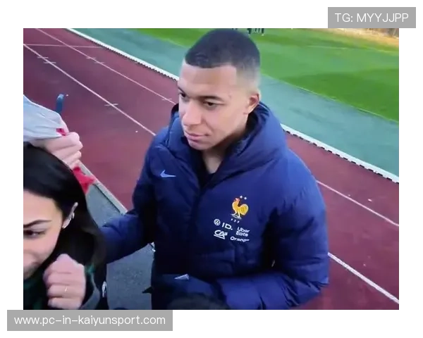 姆巴佩深夜在街头为粉丝签名被保镖拉走的细节曝光 姆巴佩深夜在街头为粉丝签名被保镖拉走的细节曝光