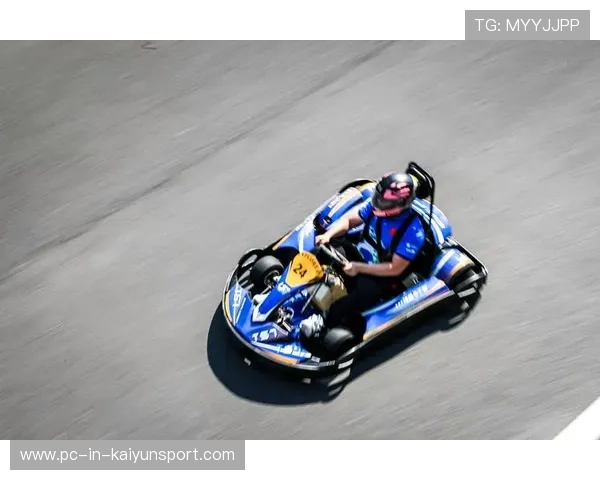 赛车车壳震碎仍冲线：速度与坚韧的极致碰撞