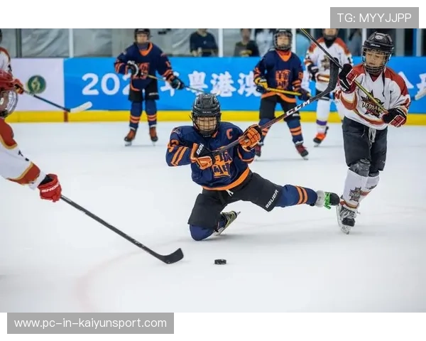 冰球赛场爆发大规模斗殴：双方替补冲进场